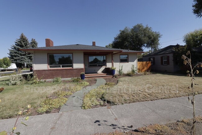 348 NW 10th St in Redmond, OR - Building Photo - Building Photo