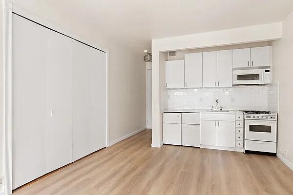 301 W 57th St in New York, NY - Building Photo - Building Photo