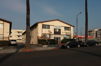 Golden Gables in Los Angeles, CA - Building Photo - Building Photo