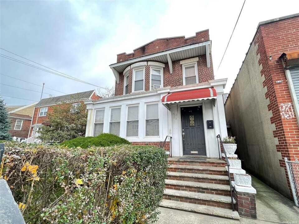 61-52 Grand Ave-Unit -1st Floor in Queens, NY - Building Photo