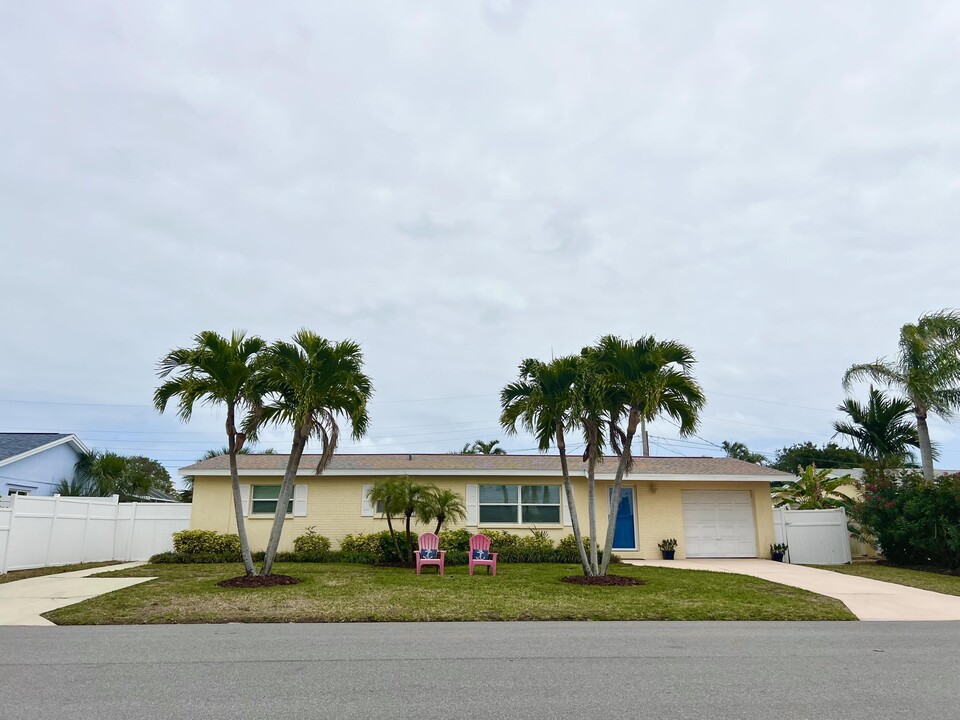 2120 Plumosa Way in Indialantic, FL - Building Photo