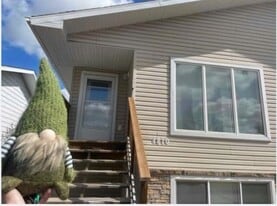 4810-4852 52 St in Olds, AB - Building Photo