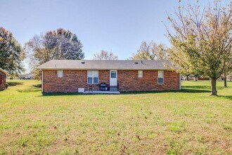 4165 Hawkins Dr in Westmoreland, TN - Foto de edificio - Building Photo