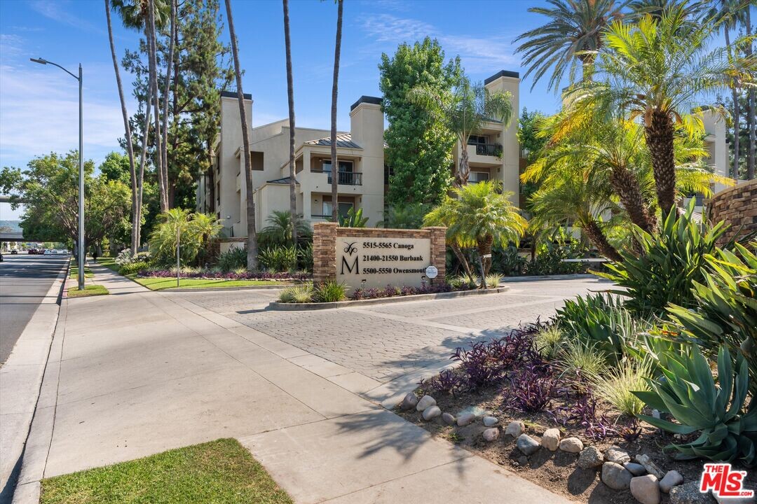 21400 Burbank Blvd in Los Angeles, CA - Building Photo