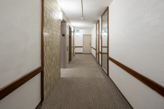 250 Heath in Toronto, ON - Foto de edificio - Lobby