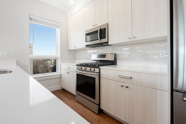 10 Everett Sq, Unit 503 in Boston, MA - Foto de edificio - Building Photo