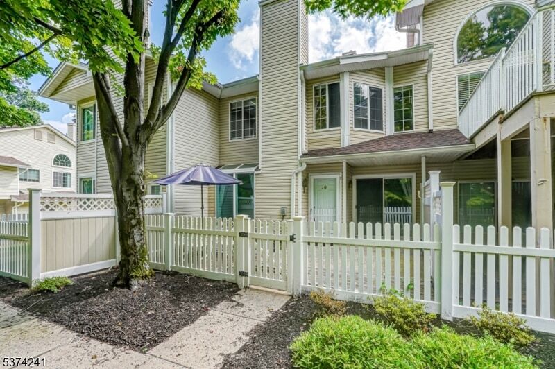 7 Sussex Ct in Bedminster, NJ - Building Photo