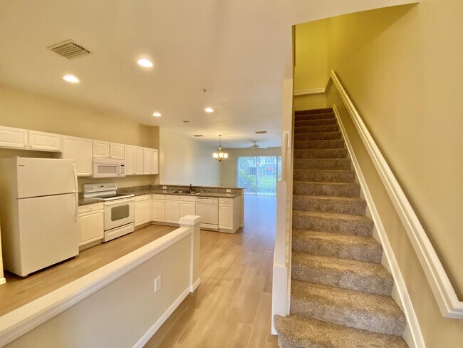 property at 909 Hampton Cir