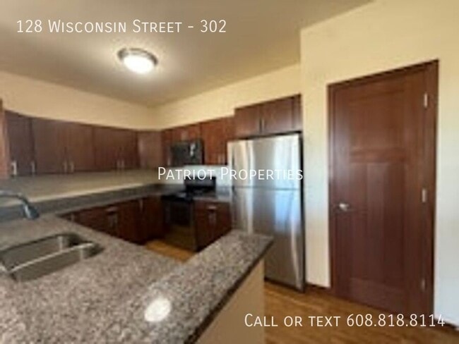 128 Wisconsin St in West Bend, WI - Building Photo - Building Photo