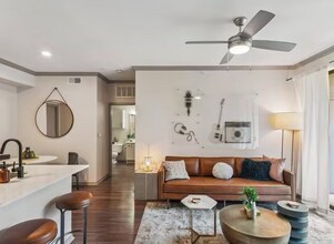 2215 Post Rd in Austin, TX - Foto de edificio - Building Photo