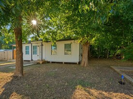 112 Linda Dr in San Marcos, TX - Building Photo