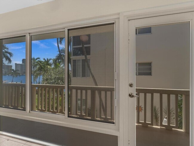 2000 Diana Dr, Unit 207 in Hallandale Beach, FL - Foto de edificio - Building Photo