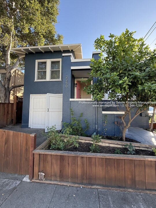 2250 Pacific Ave in Alameda, CA - Building Photo