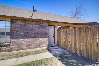 5281 Meadow Rise St in San Antonio, TX - Building Photo - Building Photo