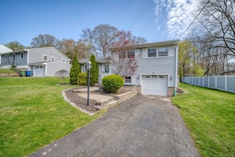 10 Shady Dr in Wallingford, CT - Building Photo - Building Photo
