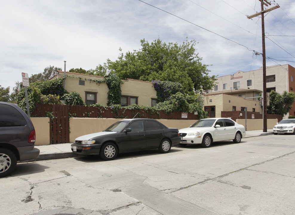 5023 Bakman Ave in North Hollywood, CA - Building Photo