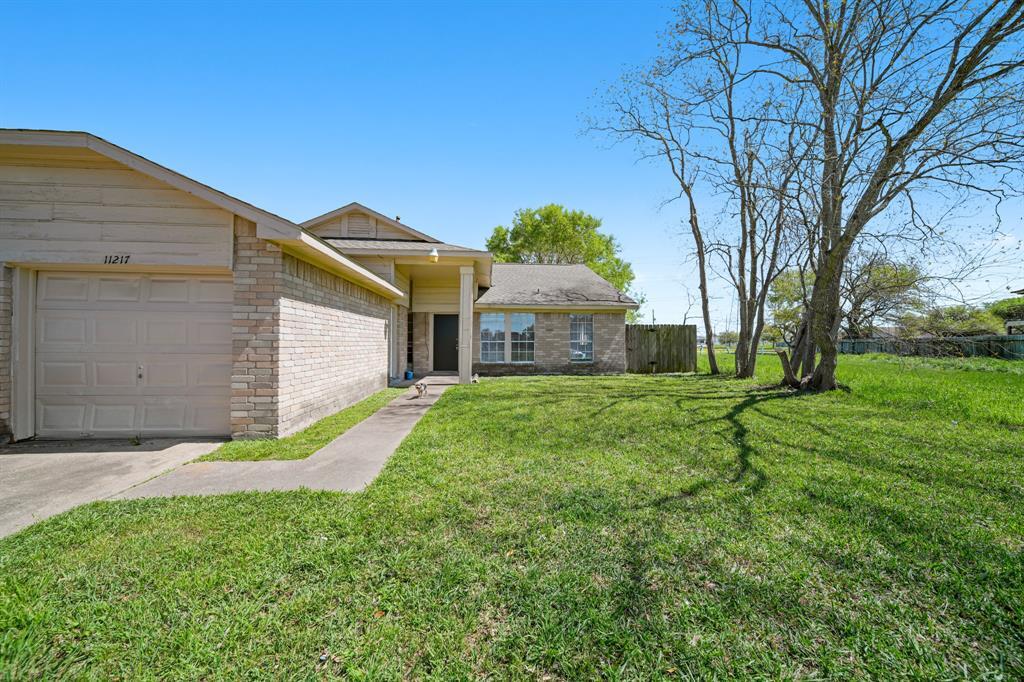 11217 Pender Ln in Stafford, TX - Building Photo