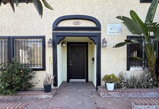 1505 S Dunsmuir Ave, Unit 1505 in Los Angeles, CA - Building Photo - Building Photo