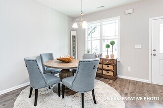 105 Oakdale Ave in Clayton, NC - Foto de edificio - Building Photo