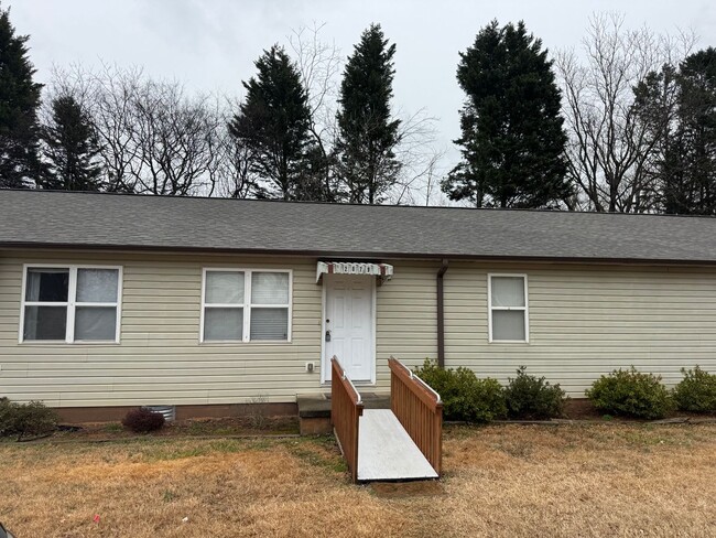 2079 N Whisnant Ave in Newton, NC - Building Photo - Building Photo