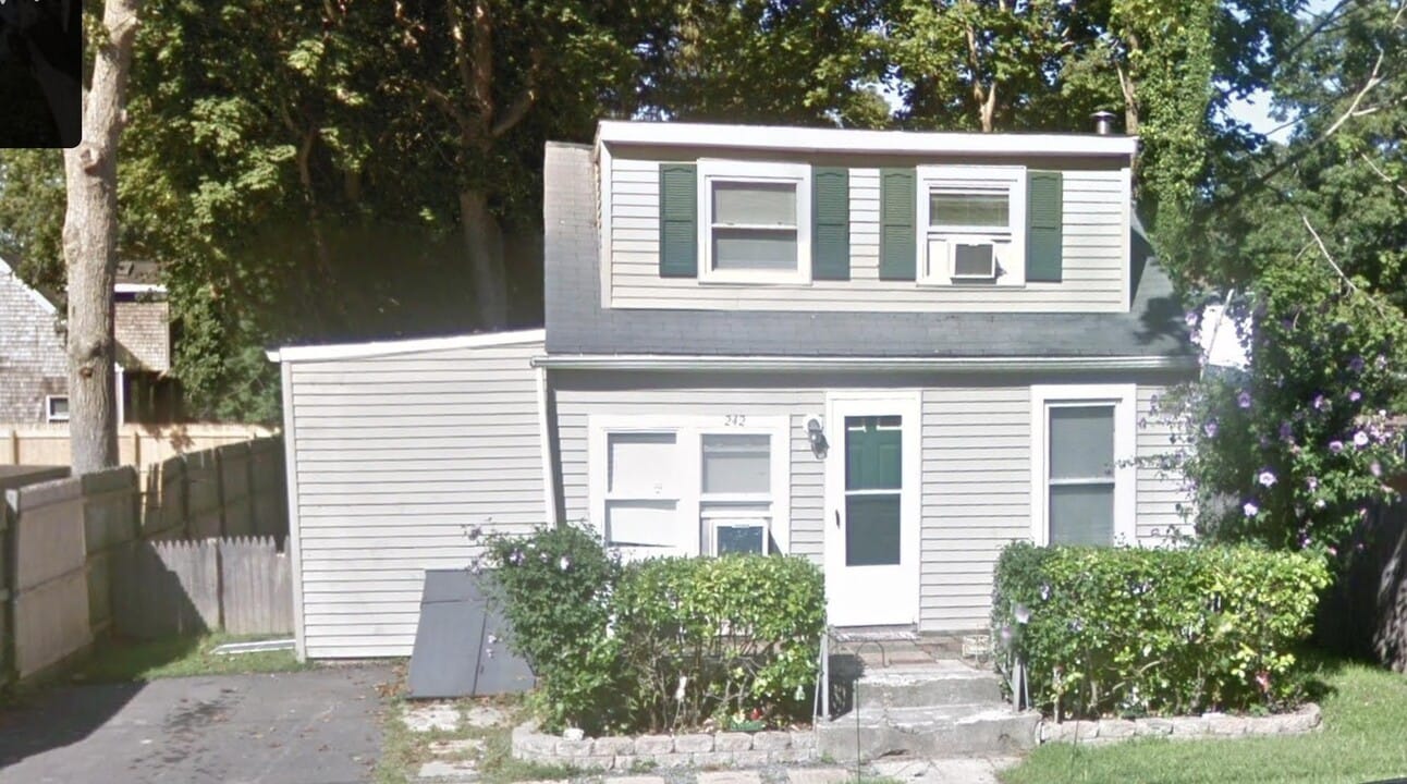 242 Laurelton Dr in Mastic Beach, NY - Building Photo