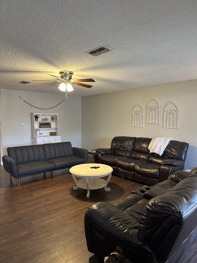 565 W College St in Stephenville, TX - Building Photo - Building Photo