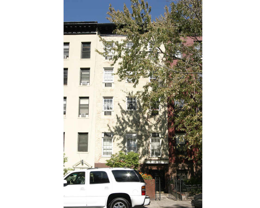 349 W 29th St in New York, NY - Building Photo