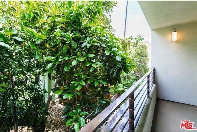 property at 1951 N Beachwood Dr