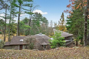 106 Mountain Laurel Ln in Woodstock, NY - Building Photo