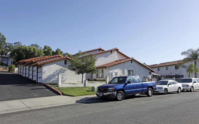 462 Henson Heights Dr in San Marcos, CA - Foto de edificio - Building Photo