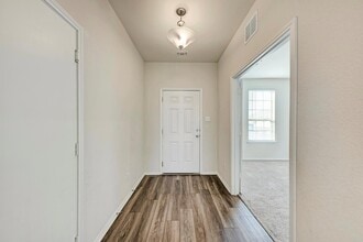 201 Pivot Dr in Taylor, TX - Foto de edificio - Building Photo