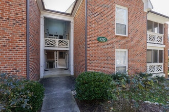 1010 Kingswood Dr, Unit D in Chapel Hill, NC - Foto de edificio - Building Photo