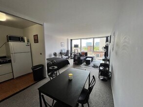 2400 N Lakeview Ave in Chicago, IL - Building Photo - Building Photo