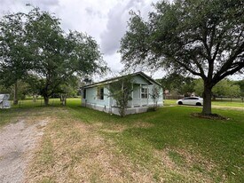 2570 Stadium Dr in Alvin, TX - Building Photo