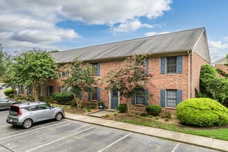 Colonial Point Apartments in Gloucester Point, VA - Foto de edificio - Building Photo