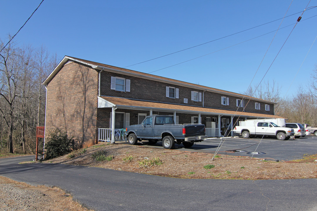 142 Fairway Ave in Hudson, NC - Building Photo