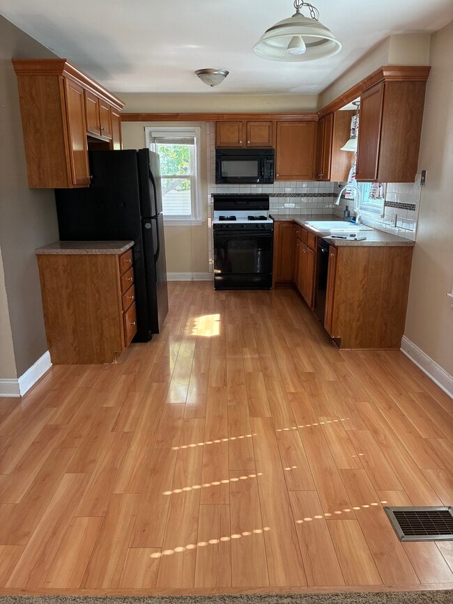 1353 Northlawn St NE in Grand Rapids, MI - Building Photo - Building Photo