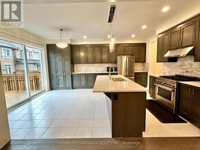 140 Bowbeer Rd in Oakville, ON - Building Photo - Building Photo