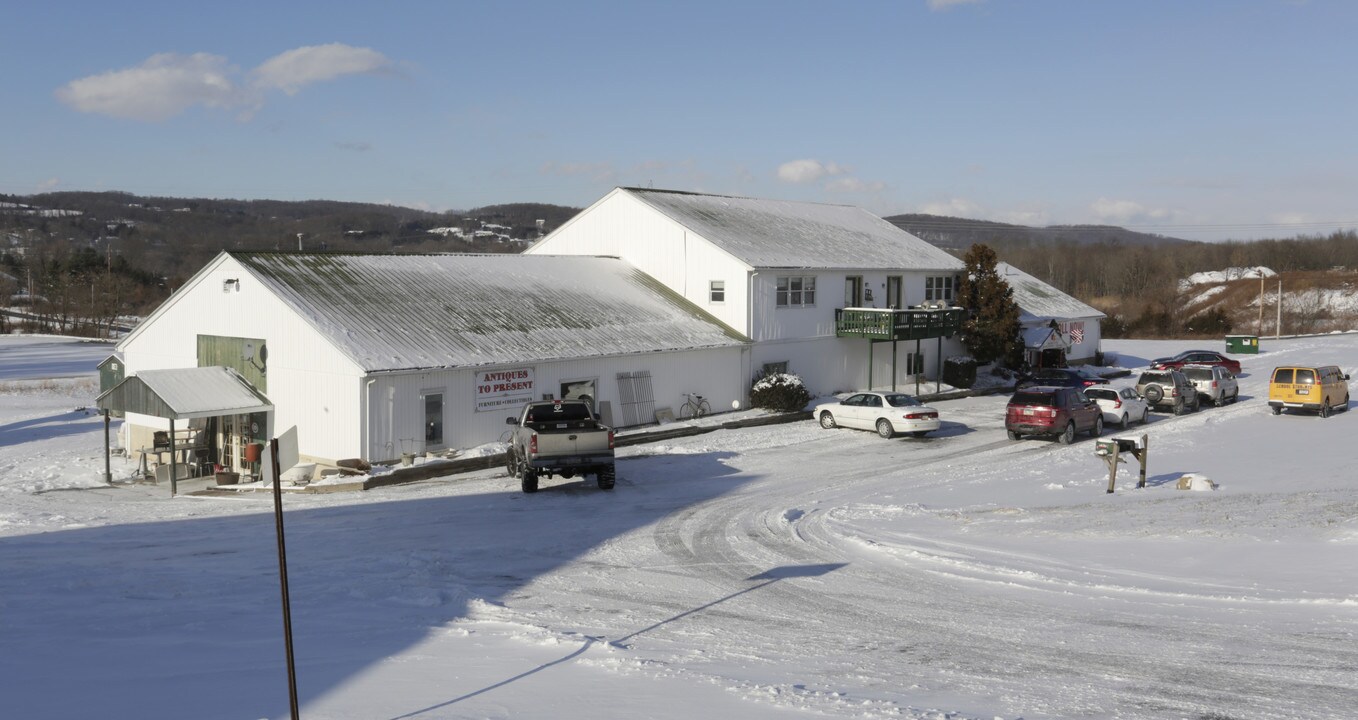 1075 ROUTE 100 in Bechtelsville, PA - Building Photo