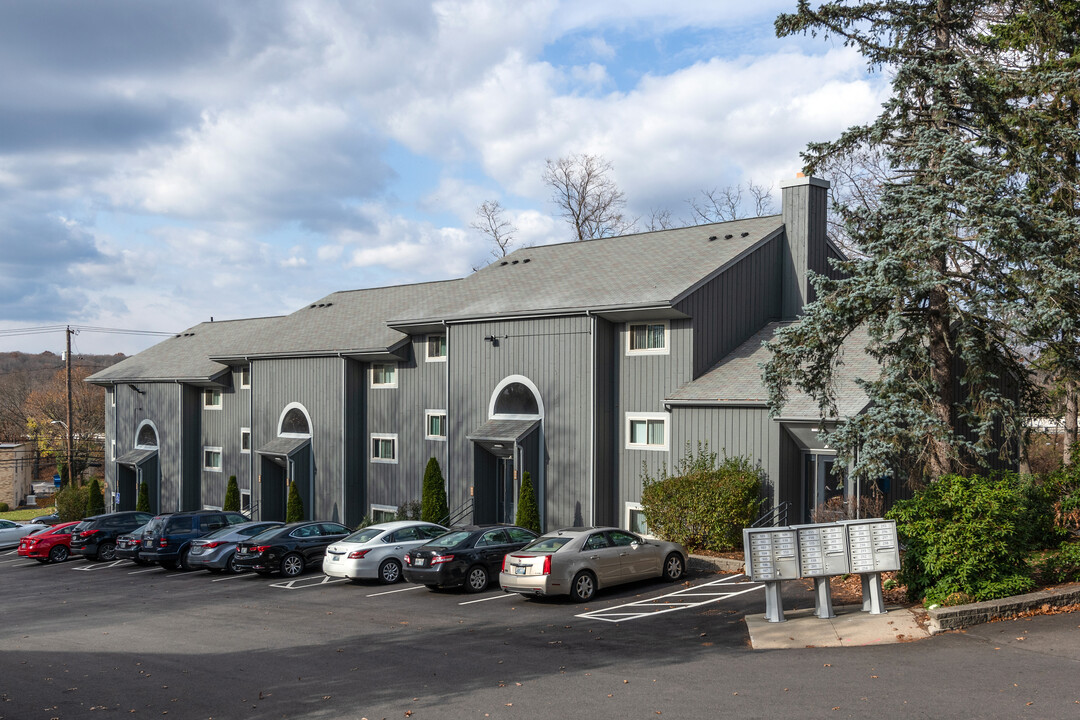 Meshanticut House in Cranston, RI - Foto de edificio