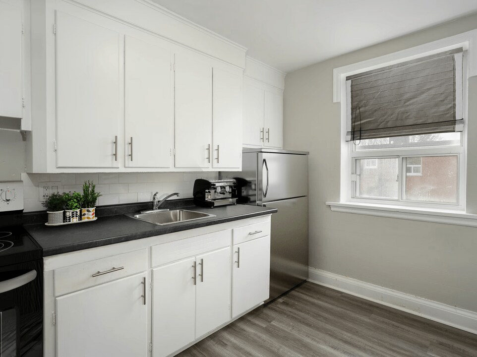 25 Nash Road North in Hamilton, ON - Building Photo