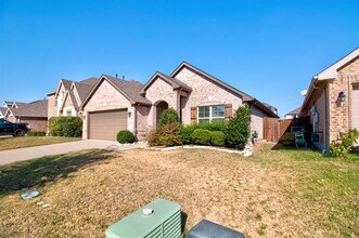 1925 Alton Wy in Aubrey, TX - Foto de edificio - Building Photo