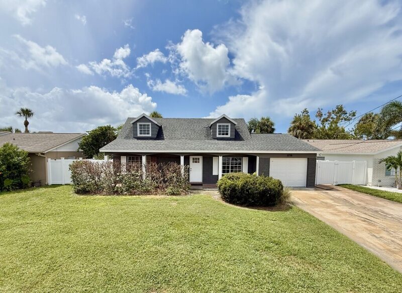 8718 Thornwood Ln in Tampa, FL - Foto de edificio