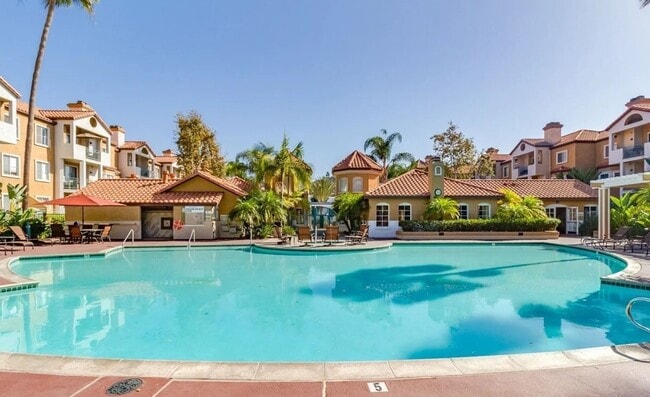 2150 Camino De La Reina, Unit 202 in San Diego, CA - Foto de edificio - Building Photo