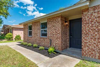 4813 Cedar St in Seabrook, TX - Foto de edificio - Building Photo