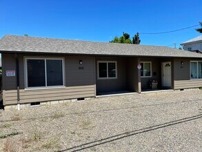 929 A St in Springfield, OR - Building Photo - Building Photo