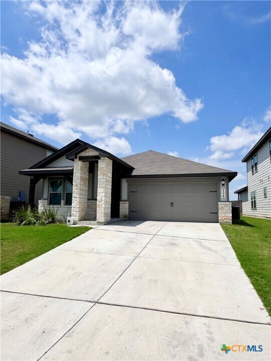 1230 William Crst in New Braunfels, TX - Building Photo