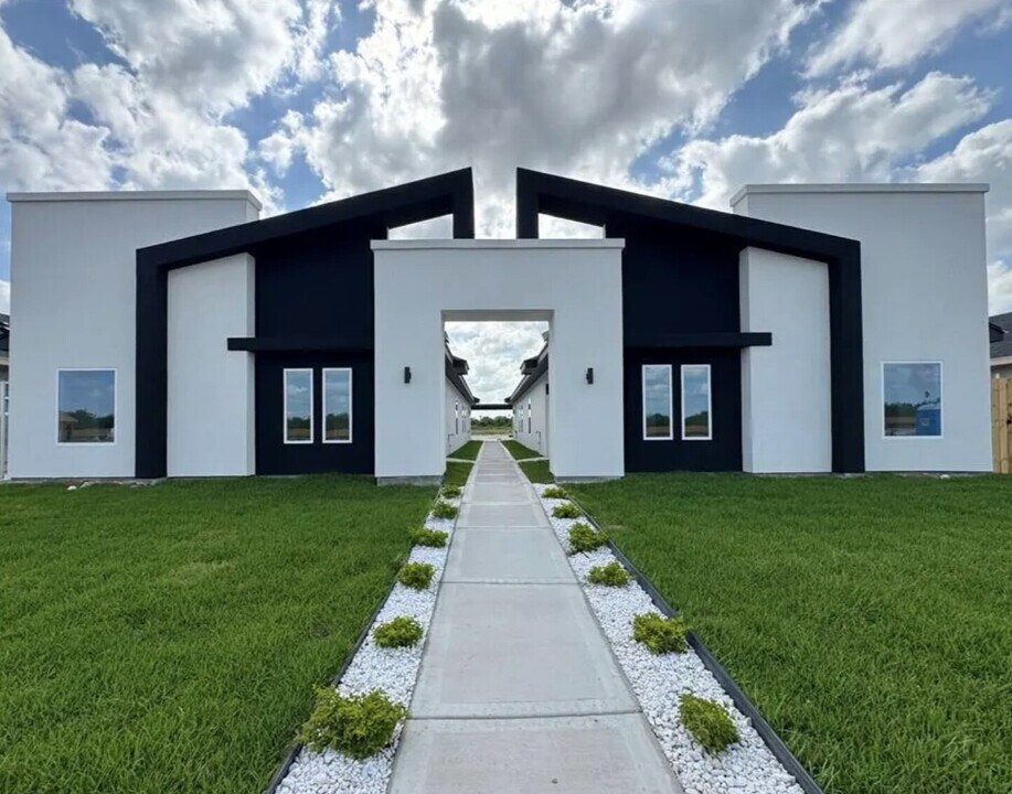 11407 N 24th Ln in McAllen, TX - Building Photo