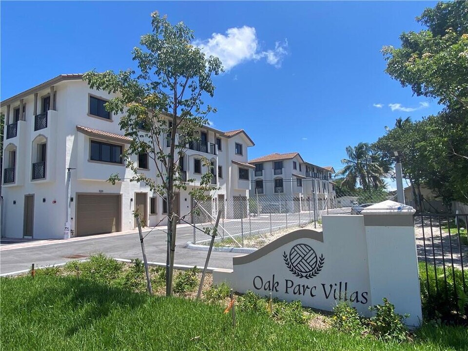 448 NW 41st St in Oakland Park, FL - Building Photo