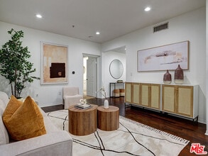 6020 S Seabluff Dr in Los Angeles, CA - Building Photo - Building Photo